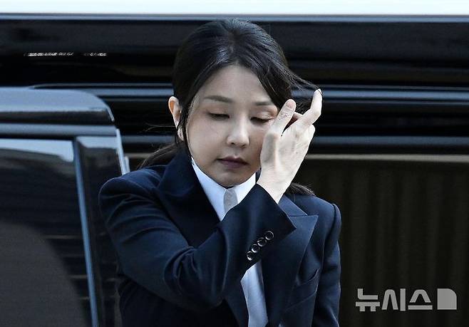 [서울=뉴시스] 사진공동취재단 = 자본시장과 금융투자업에 관한 법률 위반, 정치자금법 위반, 특정범죄 가중처벌 등에 관한 법률 위반(알선수재) 등의 혐의를 받는 윤석열 전 대통령 부인 김건희 씨가 12일 오전 서울 서초구 서울중앙지법에서 열린 구속 전 피의자 심문(영장실질심사)에 출석하고 있다. 2025.08.12. photo@newsis.com