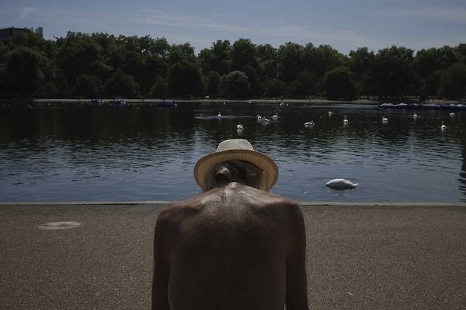 [런던=AP/뉴시스] 11일(현지 시간) 영국 일부 지역이 4번째 폭염을 맞은 가운데 런던의 한 공원에서 한 남성이 햇볕을 쬐고 있다. 2025.08.12.