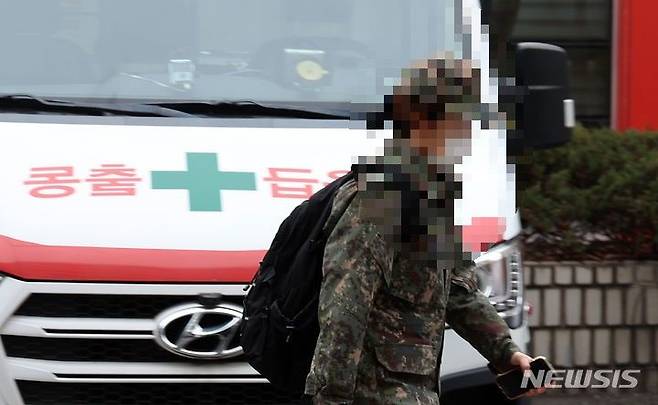 [서울=뉴시스] 서울시내 한 병원에서 한 군의관이 파견근무에 나서는 모습. (사진=뉴시스 DB) 2024.03.11. photo@newsis.com *재판매 및 DB 금지