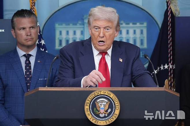 [워싱턴=AP/뉴시스] 도널드 트럼프 미국 대통령이 블라디미르 푸틴 러시아 대통령과의 우크라이나 전쟁 관련 정상회담을 앞두고 반복적으로 언급하는 "영토 교환(land swap)"에 대한 해석이 엇갈리고 있다. 사진은 트럼프 대통령이 11일(현지 시간) 백악관 브리핑룸에서 워싱턴DC 치안 강화 조치 관련 기자회견을 하는 모습. 2025.08.12.