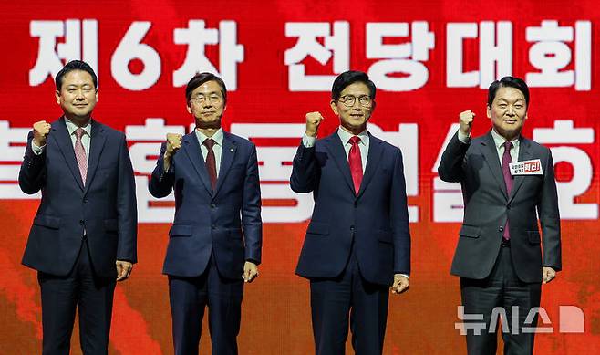 [대구=뉴시스] 이무열 기자 = 장동혁(왼쪽부터), 조경태, 김문수, 안철수 국민의힘 당대표 후보가 8일 대구 북구 엑스코에서 열린 국민의힘 제6차 전당대회 대구·경북 합동연설회에 참석해 기념촬영을 하고 있다. 2025.08.08. lmy@newsis.com