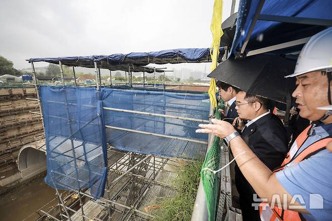 [광명=뉴시스] 정병혁 기자 = 민병덕 더불어민주당 을지로위원회 위원장을 비롯한 소속 의원들이 6일 경기 광명시 포스코이앤씨 광명 고속도로 공사 사고현장을 찾아 현장을 살펴보고 있다. 2025.08.06. jhope@newsis.com