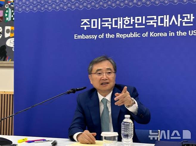 [워싱턴=뉴시스]이윤희 특파원 = 조현 외교부 장관이 31일(현지 시간) 미국 워싱턴DC 주미대사관에서 특파원간담회를 열고 발언하고 있다. 2025.08.01.