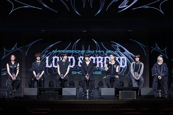 [서울=뉴시스] 그룹 앰퍼샌드원은 12일 서울 강서구 스카이아트홀에서 열린 세 번째 미니 앨범 '라우드 앤 프라우드'(LOUD ＆ PROUD) 발매 기념 쇼케이스에서 질의응답을 하고 있다. (사진=FNC엔터테인먼트 제공) 2025.08.12. photo@newsis.com *재판매 및 DB 금지