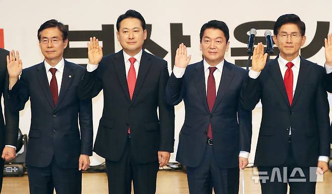 [부산=뉴시스] 하경민 기자 = 국민의힘 제6차 전당대회 부산·울산·경남 합동연설회가 열린 12일 부산 해운대구 벡스코 오디토리움에서 조경태(왼쪽부터), 장동혁, 안철수, 김문수 국민의힘 당 대표 후보가 무대에 올라 공정경쟁 준수 서약을 하고 있다. 2025.08.12. yulnetphoto@newsis.com