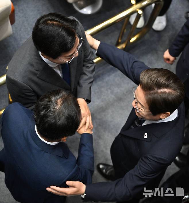[서울=뉴시스] 국회사진기자단 = 이재명 대통령이 26일 서울 여의도 국회에서 열린 본회의에서 추가경정예산안 시정연설을 마친 뒤 더불어민주당 대표 선거에 출마한 박찬대, 정청래 의원과 인사하고 있다. 2025.06.25. photo@newsis.com