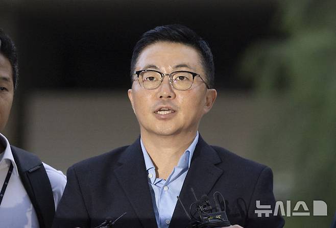 [서울=뉴시스] 김근수 기자 = 김건희 여사의 집사로 지목된 김예성씨가 12일 오후 서울 종로구 KT 광화문빌딩 웨스트에 마련된 김건희 여사 의혹을 수사하는 민중기 특별검사 사무실로 압송되고 있다. 김 씨는 특검이 수사 중인 ‘집사 게이트’의 핵심 인물로, 자신이 설립에 참여한 렌터카 업체가 지난 2023년 카카오모빌리티, HS효성 등 기업들로부터 184억 원을 투자받는 과정에 김건희 씨와의 친분을 내세워 영향력을 행사했다는 혐의를 받고있다. 2025.08.12. ks@newsis.com