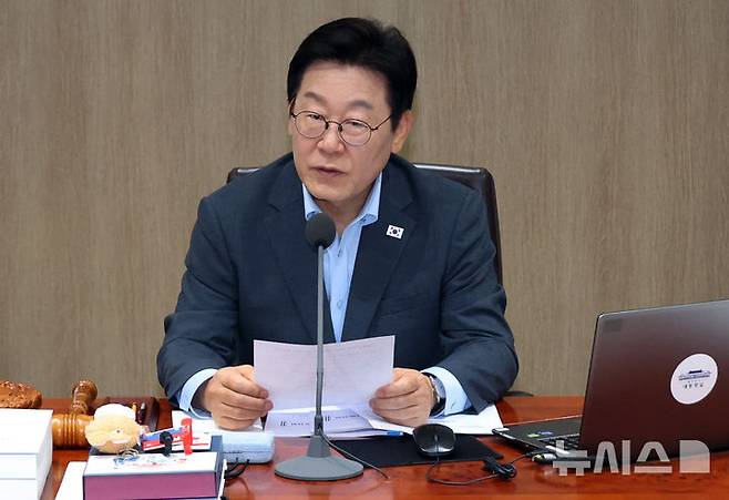 [서울=뉴시스] 고범준 기자 = 이재명 대통령이 12일 서울 용산 대통령실 청사에서 열린 국무회의에서 발언하고 있다. 이 대통령 자리에 광복 80주년 기념 태극기 달기 캠페인 열쇠고리와 네임택이 놓여 있다. (대통령실통신사진기자단) 2025.08.12. bjko@newsis.com