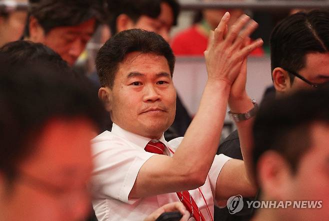 (대구=연합뉴스) 윤관식 기자 = 한국사 강사 전한길 씨가 8일 대구 북구 엑스코에서 열린 국민의힘 제6차 전당대회 대구·경북 합동연설회에 참석하고 있다. 2025.8.8 psik@yna.co.kr 연합뉴스