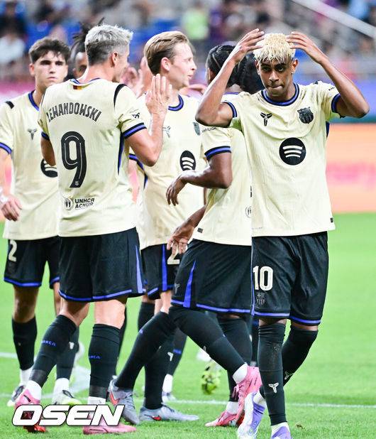 [OSEN=서울월드컵경기장, 박준형 기자] 31일 오후 서울월드컵경기장에서 바르셀로나와 FC서울의 FC바르셀로나 2025 아시아 투어 에디션 한국 경기가 진행됐다.한지 플릭 감독이 이끄는 바르셀로나는 로베르트 레반도프스키를 필두로 하피냐, 다니 올모, 라민 야말이 공격진을, 중원에는 페드리, 프렌키 더 용이 구성하며, 포백은 알레한드로 발데, 로날드 아라우호, 파우 쿠바르시, 쥘 쿤데가 이룬다. 마지막으로 골문은 후안 가르시아가 지킨다.김기동 감독이 지휘하는 서울은 조영욱이 원톱으로 나서고, 문선민, 린가드, 안데르손이 지원 사격한다. 미드필드는 이승모, 정승원이 책임지고, 수비는 김진수, 정태욱, 야잔, 박수일이 구성한다. 골키퍼 장갑은 강현무가 착용한다.전반 바르셀로나 라민 야말이 추가골 넣고 기뻐하고 있다.  2025.07.31 / soul1014@osen.co.kr