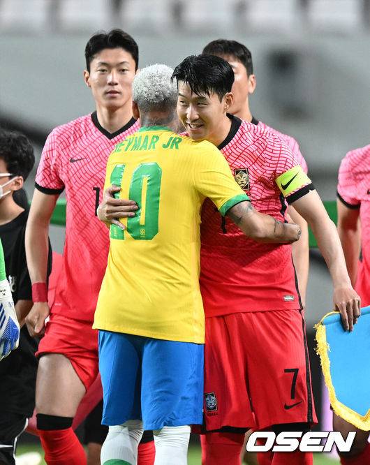 [OSEN=서울월드컵경기장, 이대선 기자] 2일 오후 서울 마포구 상암동 서울월드컵경기장에서 대한민국과 브라질의 평가전이 진행됐다.경기에 앞서 윤석열 대통령이 선수단과 악수를 나누는 과정에서 취재 열기가 과열되자 브라질 선수단과 대한민국 선수단이 아이들을 보호하고 있다. 2022.06.02 /sunday@osen.co.kr