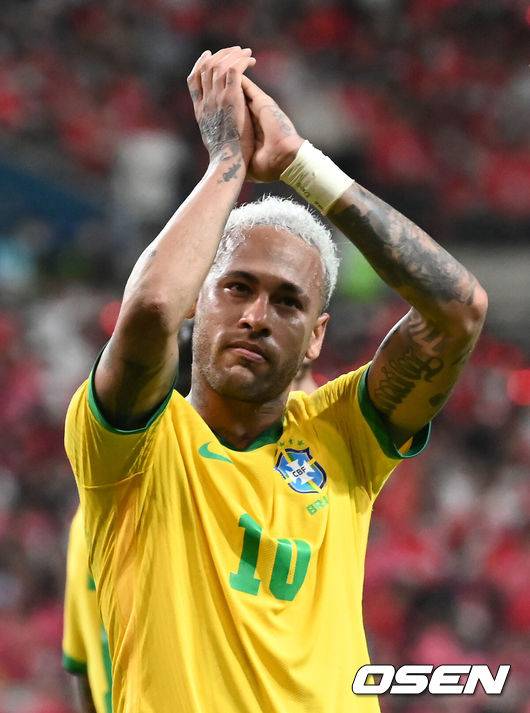 [OSEN=서울월드컵경기장, 이대선 기자] 국제축구연맹(FIFA) 랭킹 1위 브라질을 상대로 대한민국이 선전을 펼쳤지만 완패했다.&nbsp;대한민국은 2일 서울월드컵경기장에서 열린 브라질과 친선 경기서 1-5로 패했다. 이날 패배로 한국은 브라질과 역대 전적서 1승 6패가 됐다.한국은 전반 31분 황의조가 동점골을 터트렸지만 네이마르에 페널티킥으로 2골을 내주며 완패했다.전반 페널티킥을 성공시킨 브라질 네이마르가 관중석을 향해 인사를 하고 있다. 2022.06.02 /sunday@osen.co.kr