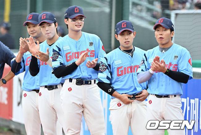 [OSEN=부산, 이석우 기자] 롯데 자이언츠 손호영, 한태양, 윤동희, 황성빈, 장두성 061 2025.08.10 / foto0307@osen.co.kr