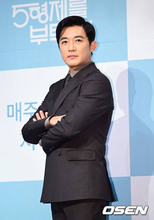 [OSEN=김성락 기자] 22일 오후 서울 구로구 라마다 신도림 호텔에서 KBS2 새 수목드라마 '독수리 5형제를 부탁해!' 제작발표회가 열렸다. 이날 행사에는 최상열 감독, 배우 엄지원, 안재욱, 최대철, 김동완, 윤박, 이석기, 박효주, 유인영이 참석했다. 배우 안재욱이 포즈를 취하고 있다. 2025.01.22 / ksl0919@osen.co.kr