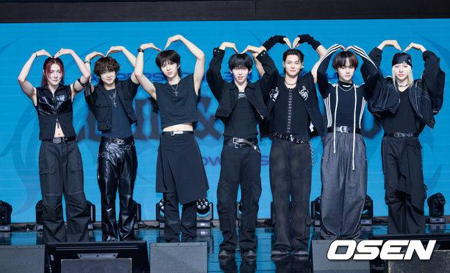 [OSEN=이대선 기자] 12일 오후 서울 강수구 스카이아트홀에서 앰퍼샌드원(AMPERS&ONE) ‘LOUD & PROUD’ 쇼케이스가 열렸다.미니 3집 ‘LOUD & PROUD’는 세상이 내놓는 선입견과 기준 앞에서도 자신감 넘치는 앰퍼샌드원의 모습을 담은 앨범이다. 그룹 앰퍼샌드원이 포토타임을 가지고 있다. 2025.08.12 /sunday@osen.co.kr