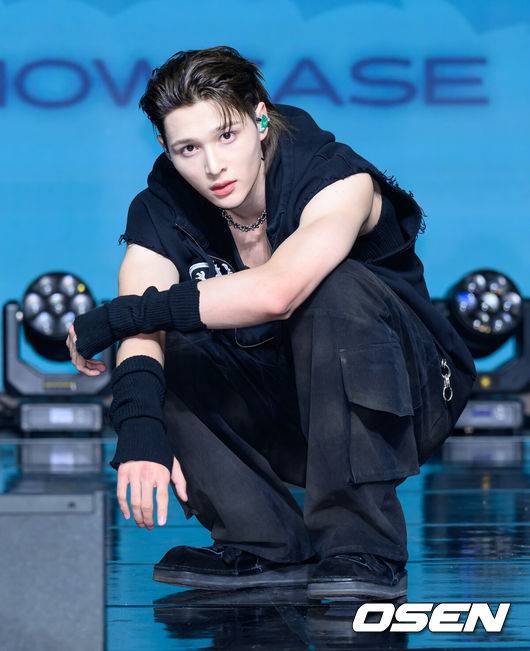 [OSEN=이대선 기자] 12일 오후 서울 강서구 스카이아트홀에서 앰퍼샌드원(AMPERS&ONE) ‘LOUD & PROUD’ 쇼케이스가 열렸다.미니 3집 ‘LOUD & PROUD’는 세상이 내놓는 선입견과 기준 앞에서도 자신감 넘치는 앰퍼샌드원의 모습을 담은 앨범이다. 그룹 앰퍼샌드원 마카야가 포토타임을 가지고 있다. 2025.08.12 /sunday@osen.co.kr