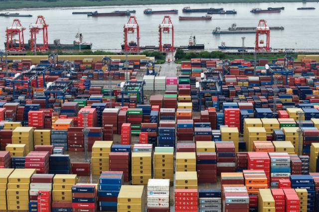 ▲11일(현지시간) 중국 동부 장쑤성 난징의 한 항구에 컨테이너가 쌓여 있다. ⓒAFP=연합뉴스