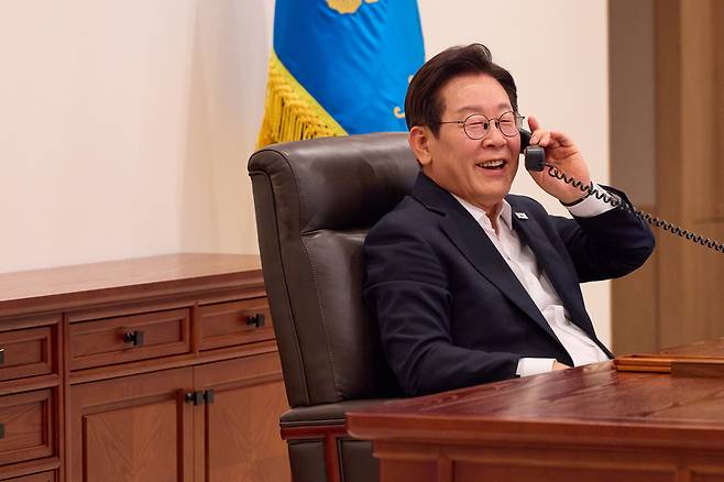 이재명 대통령이 11일 서울 용산 대통령실 청사에서 딕 스코프 네덜란드 총리와 전화 통화를 하고 있다. 대통령실 제공