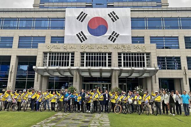 12일 전북도청에서 열린 '신통일한국 피스로드 2025 전북도 통일대장정' 2부 자전거 행진 참석자들이 출발에 앞서 파이팅을 외치고 있다. 전주=김동욱 기자