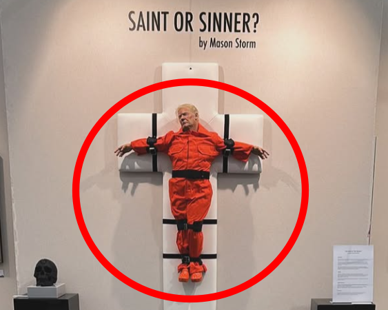 ‘제이슨 스톰’이라는 이름을 쓰는 영국 출신 작가가 만든 ‘성인 또는 죄인’(Saint or Sinner) 조각상. 주황색 죄수복 차림의 도널드 트럼프 미국 대통령이 팔다리가 묶인 채 십자가에 매달려 얼굴을 찡그리고 있는 모습을 형상화했다. Gleis 4 인스타그램 캡처