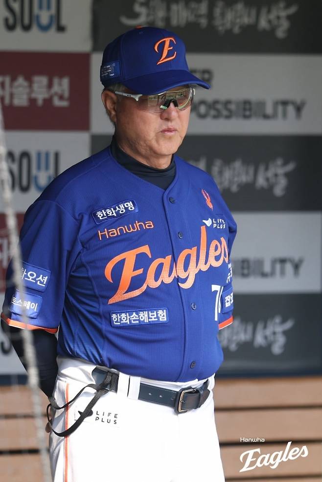김경문 한화 이글스 감독이 8일 서울 잠실야구장에서 열린 2025 KBO리그 정규시즌 LG 트윈스와의 원정 경기를 지켜보고 있다. 한화 이글스 제공