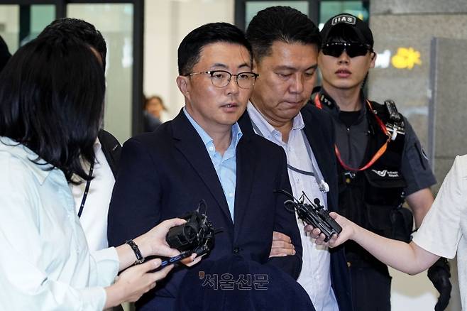 특검 수사에 불응하며 베트남에서 도피하던 이른바 ‘김건희 집사’ 김예성 씨가 12일 인천국제공항 제1여객터미널 입국장에 들어서고 있다. 김 여사 관련 의혹을 수사 중인 민중기 특별검사팀은 김 씨를 보딩브릿지에서 체포, 특검 사무실로 이동해 조사할 예정이다. 2025.8.12 홍윤기 기자
