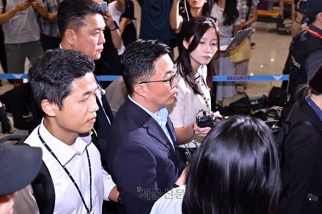 압송되는 집사 김예성 - 김건희 여사의 집사로 알려진 김예성 씨가 12일 베트남에서 입국 후 인천공항에서 체포돼 압송되고 있다. 2025.8.12 홍윤기 기자