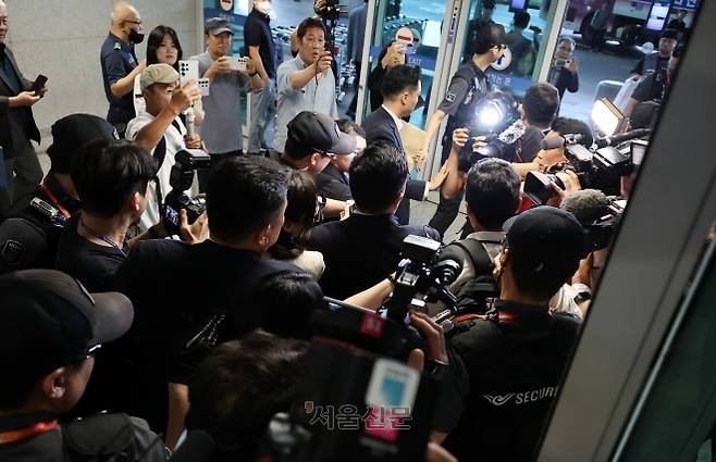 ‘김건희 집사’ 김예성 귀국 - 김건희 여사 일가의 ‘집사’로 알려진 김예성 씨가 12일 오후 인천국제공항 제1여객터미널을 통해 귀국해 김건희 특검팀(민중기 특별검사)에 체포된 뒤 특검 사무실로 인치되고 있다. 2025.8.12 홍윤기 기자