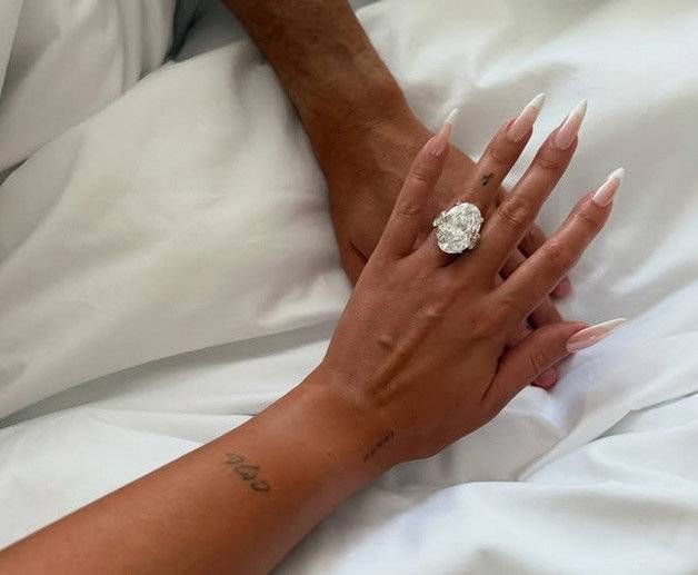 조르지나 로드리게스가 12일 인스타그램에 공개한 사진 속에서 청혼 반지를 낀 손을 크리스티아누 호날두 손 위에 올려놓은 모습. 로드리게스 인스타그램 캡처