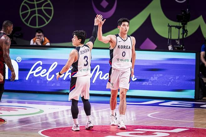 한국 남자농구 국가대표 하윤기가 12일(한국시간) 사우디아라비아 제다에서 열린 2025 국제농구연맹(FIBA) 아시아컵 8강 진출전 괌과의 경기에서 정성우와 하이파이브하고 있다. FIBA 제공