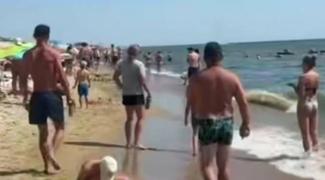 현지 시간으로 10일 낮 우크라이나 오데사주(州) 흑해 연안의 금지 구역에서 발생한 해저 지뢰 폭발로 3명이 사망했다. 사진은 폭발 현장을 바라보는 해변 관광객들. 엑스 영상 캡처