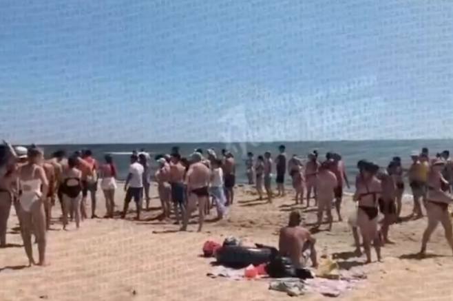 현지 시간으로 10일 낮 우크라이나 오데사주(州) 흑해 연안의 금지 구역에서 발생한 해저 지뢰 폭발로 3명이 사망했다. 사진은 폭발 현장을 바라보는 해변 관광객들. 텔레그램 영상 캡처