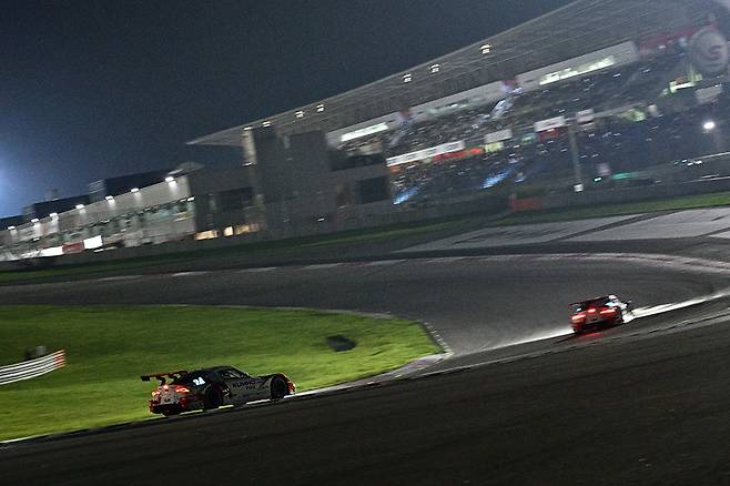 어둠 속을 달리는 금호 SLM의 이창욱, 노동기 듀오. 사진: 김학수 기자