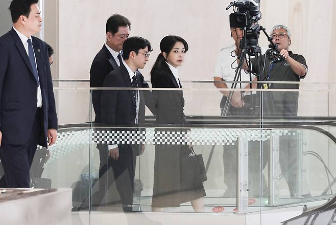 김건희씨가 8월6일 오전 김건희 특검팀(특별검사 민중기) 사무실에 피의자 신분으로 출석하고 있다. ⓒ사진공동취재단