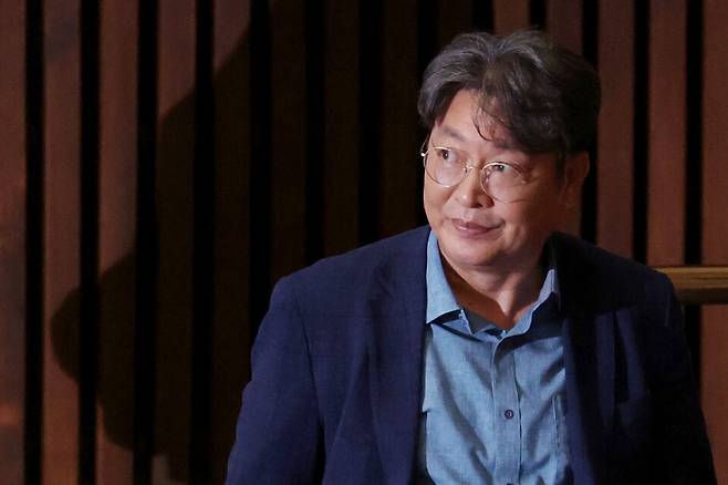 차명 주식거래 의혹으로 더불어민주당을 탈당한 이춘석 의원이 8월5일 국회 본회의에 출석해 방송법 개정안에 대한 기표를 한 뒤 투표함으로 이동하고 있다. ⓒ 연합뉴스