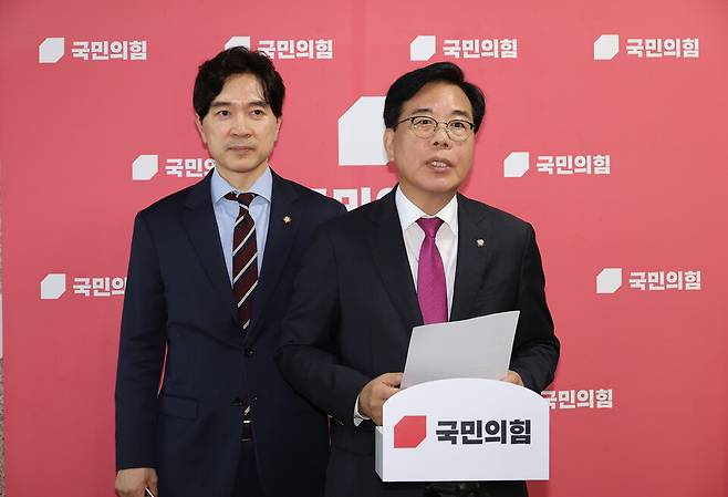 송언석 국민의힘 비상대책위원장 겸 원내대표(오른쪽)가 8월11일 서울 여의도 국회에서 조국 전 조국혁신당 대표 등에 대한 광복절 특별사면 발표와 관련해 취재진 앞에서 발언하고 있다. ⓒ연합뉴스