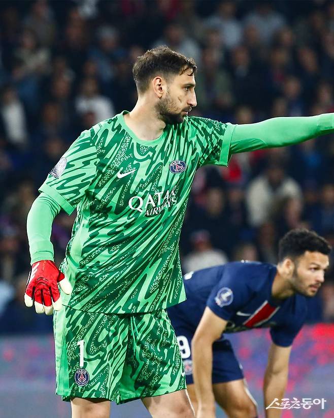 PSG 주전 골키퍼 돈나룸마의 재계약 협상이 지지부진한 상황에서 맨유가 강하게 연결되고 있지만 해결해야 할 과제들이 적지 않다. 사진출처｜PSG 페이스북