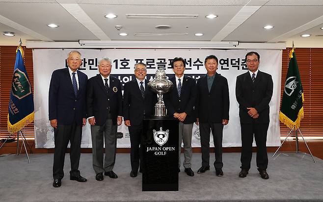 12일 서울 중구 소재 한국프레스센터에서는 진행된 ‘대한민국 1호 프로골프 선수 故 연덕춘, 역사와 전설을 복원하다’ 행사에서 류진 풍산그룹 회장, 문홍식 KPGA 고문, 김원섭 KPGA 회장, 야마나카 히로시 JGA 최고 운영 책임자, 강형모 KGA 회장, 문성욱 KPGA 프로(왼쪽부터)가 기념 촬영을 하고 있다. 사진제공 | KPGA