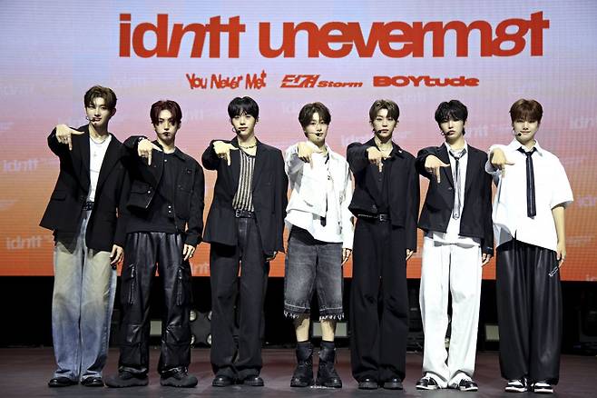 24인조 보이 그룹 아이덴티티가 트리플에스의 ‘다인원 그룹’의 성공 신화를 잇기 위해 나선다. 트리플에스의 ‘남동생 그룹’으로도 주목받는 아이덴티티가 11일 ‘트리플 타이틀’을 내세운 데뷔 앨범을 발매하고 전 세계 케이팝 팬들의 시선을 사로잡았다. 사진제공｜모드하우스