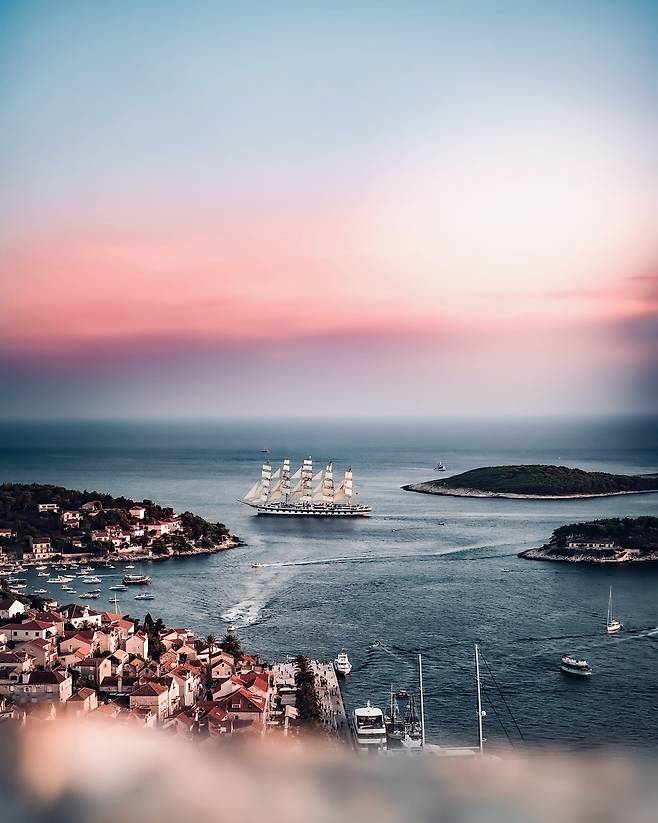 밤이 되면 더욱 화려해지는 흐바르섬의 항구에 정박한 럭셔리 요트들.사진제공|크로아티아관광청/CNTB