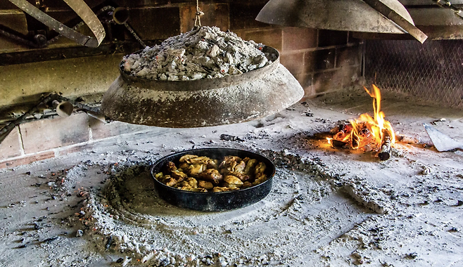 로마 군인들의 요리법에서 유래한 츠리프냐(Cripnja)로 음식을 조리 하는 과정. 사진제공|크로아티아관광청/CNTB