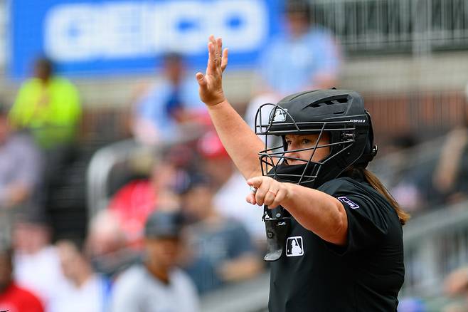 심판 젠 파월이 지난 11일(한국시간) 애틀랜타 트루이스트 파크에서 열린 애틀랜타와 마이애미의 경기에서 주심을 보고 있다. 애틀랜타 | EPA연합뉴스