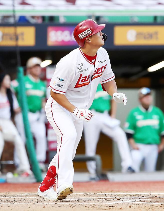 ▲ 12일 인천 키움전에서 2회 결승 투런포를 터뜨리며 팀 승리에 공헌한 하재훈 ⓒSSG랜더스