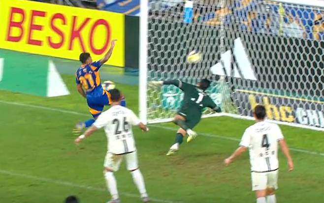 Eric (blue) is running towards the ball. /Photo = relay screen capture