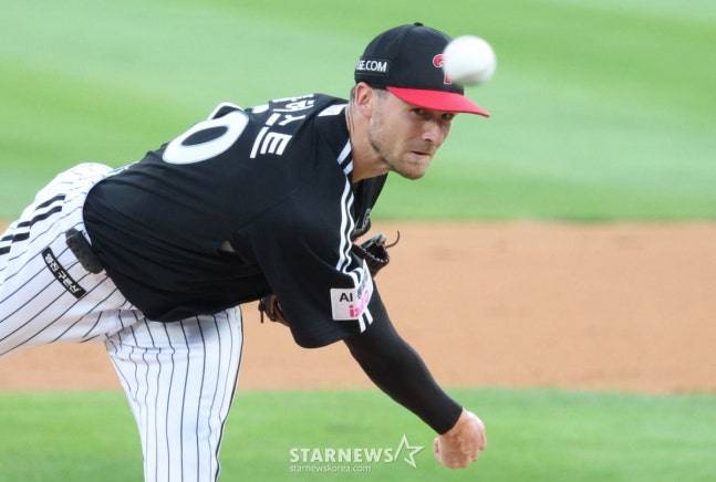 2025 신한 SOL Bank KBO리그 kt 위즈 대 LG 트윈스 경기가 12일 수원 KT위즈파크에서 열렸다.  LG 선발 톨허스트가 역투하고 있다./사진=김진경 대기자