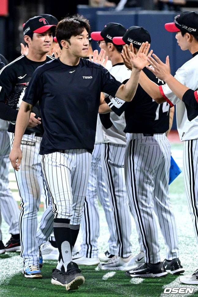 LG 박해민이 12일 수원 KT전 승리 후 동료들과 하이파이브하고 있다.