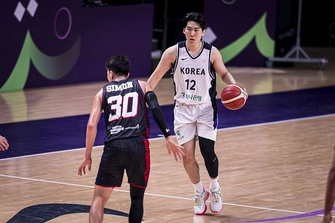 문정현(오른쪽)이 드리블하고 있다. /사진=FIBA 홈페이지 갈무리