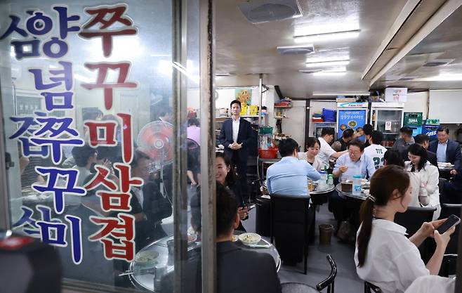 지난 7월 11일 서울 종로구 한 식당에서 시민들과 삼겹살 외식을 하고 있는 이재명 대통령. [사진 | 뉴시스]