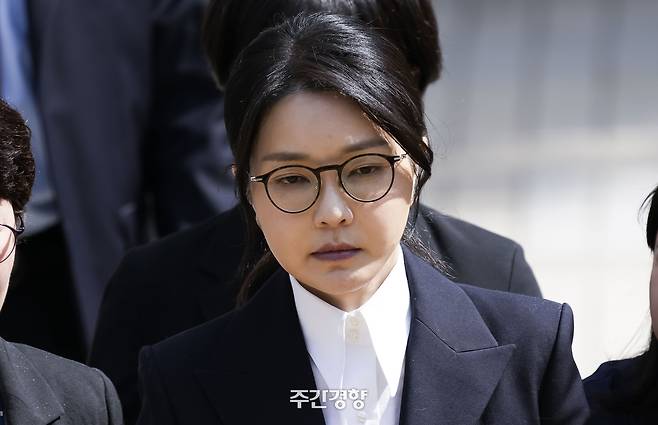 윤석열 전 대통령 부인 김건희 여사가 12일 서울중앙지법에서 열린 구속 전 피의자 심문(영장실질심사)을 마치고 법원을 나서고 있다. 권도현 기자