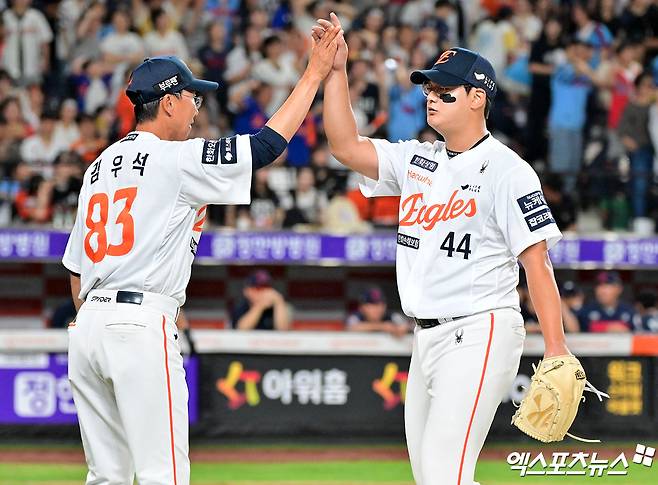 12일 오후 대전 한화생명 볼파크에서 열린 '2025 신한 SOL Bank KBO리그' 롯데 자이언츠와 한화 이글스의 경기, 8회초 수비를 마친 한화 김서현이 더그아웃으로 향하고 있다. 대전, 김한준 기자